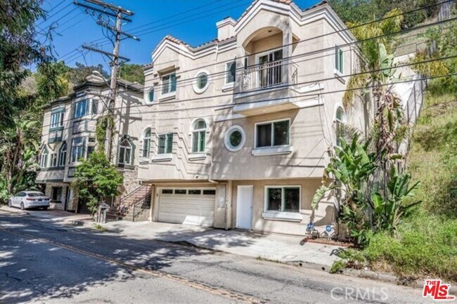 2328 Benedict Canyon Drive in Beverly Hills, CA - Foto de edificio - Building Photo