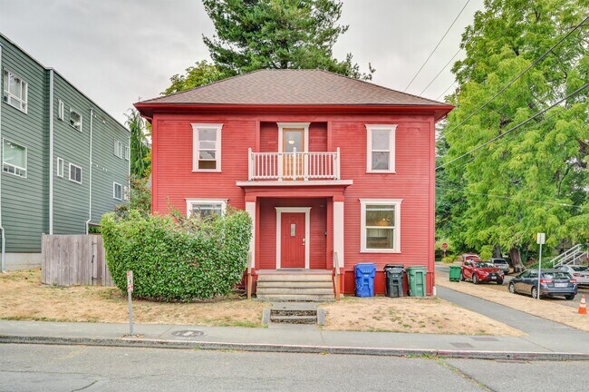 5269 Brooklyn Ave NE in Seattle, WA - Building Photo - Building Photo