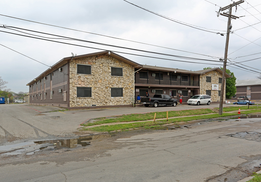 Casa Mia Apartments in Dallas, TX - Building Photo