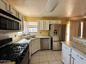 7100 Oval Rock Dr in El Paso, TX - Building Photo - Building Photo