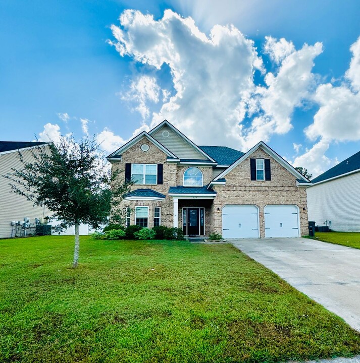 674 Red Oak Ln in Hinesville, GA - Building Photo