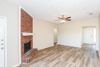 1041 Glencrest Dr in Cedar Hill, TX - Foto de edificio - Building Photo