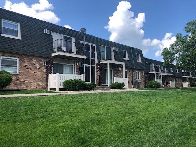 9954 S 84th Terrace in Palos Hills, IL - Building Photo