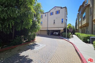 7245 Maple Rd in Los Angeles, CA - Building Photo - Building Photo