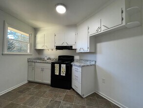 16411 Harrowgate Rd in Chester, VA - Building Photo - Building Photo