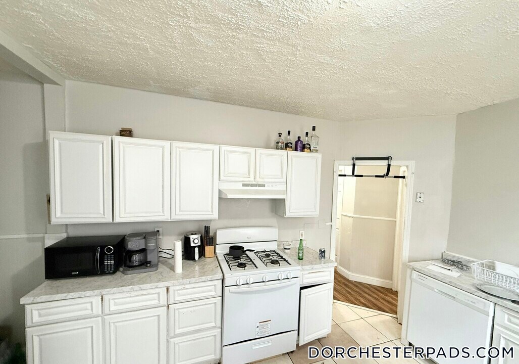17 Cawfield St in Boston, MA - Building Photo