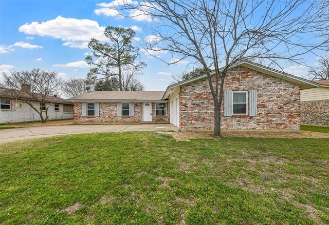 1005 Harrison Ln in Hurst, TX - Building Photo