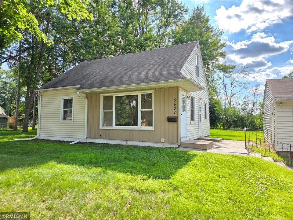 5607 Regent Ave N in Minneapolis, MN - Building Photo