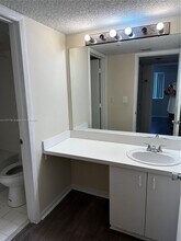 791 N Pine Island Rd in Plantation, FL - Foto de edificio - Building Photo