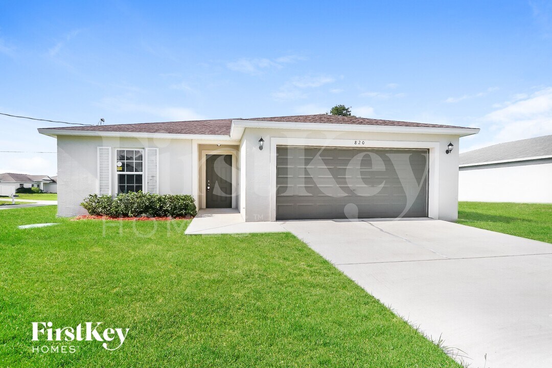 820 SW Thrift Ave in Port St. Lucie, FL - Building Photo