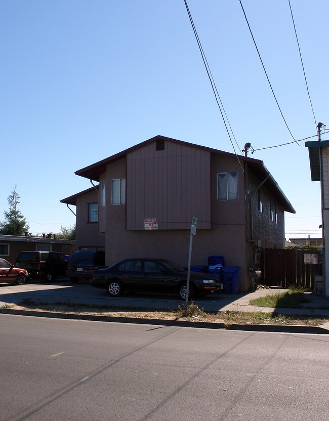 2352 Maricopa Ave in Richmond, CA - Foto de edificio - Building Photo