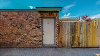 725 Peppertree Dr, Unit 25 in Bryan, TX - Building Photo