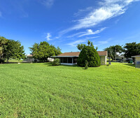 1852 SE Rainier Rd in Port St. Lucie, FL - Foto de edificio - Building Photo