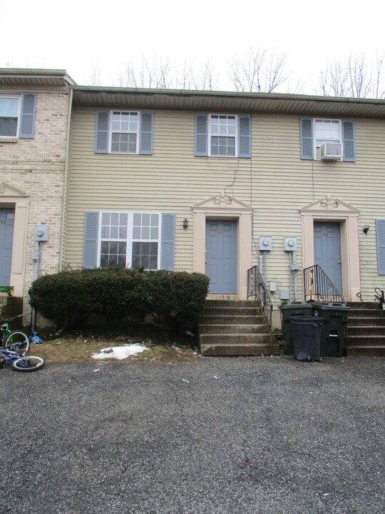 404 Old Forge Dr in Bath, PA - Building Photo