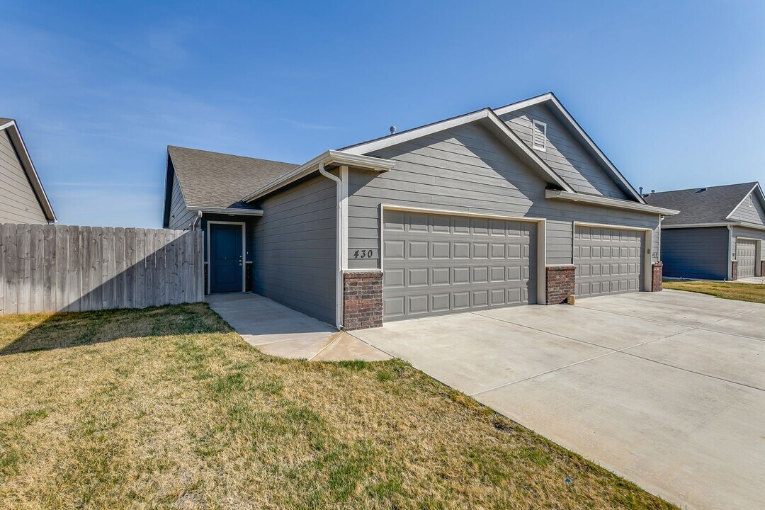 423 S Longbranch Dr in Maize, KS - Building Photo