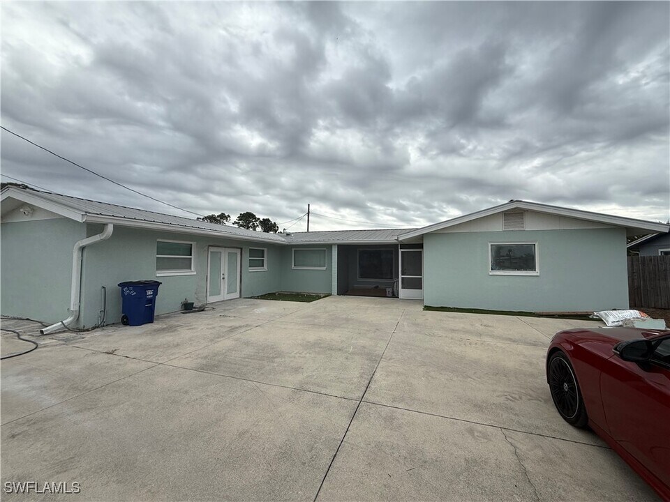 5460 Bayshore Rd in North Fort Myers, FL - Building Photo