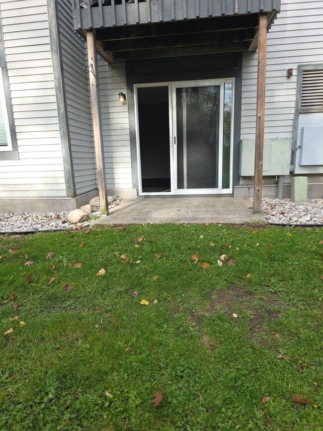 115 Thornwild Dr, Unit 2 Bed No Pet No Smoking in Scottville, MI - Foto de edificio - Building Photo