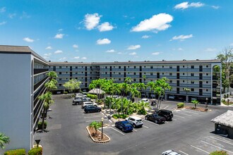 Anglers Cove Condominium Association in Marco Island, FL - Foto de edificio - Building Photo