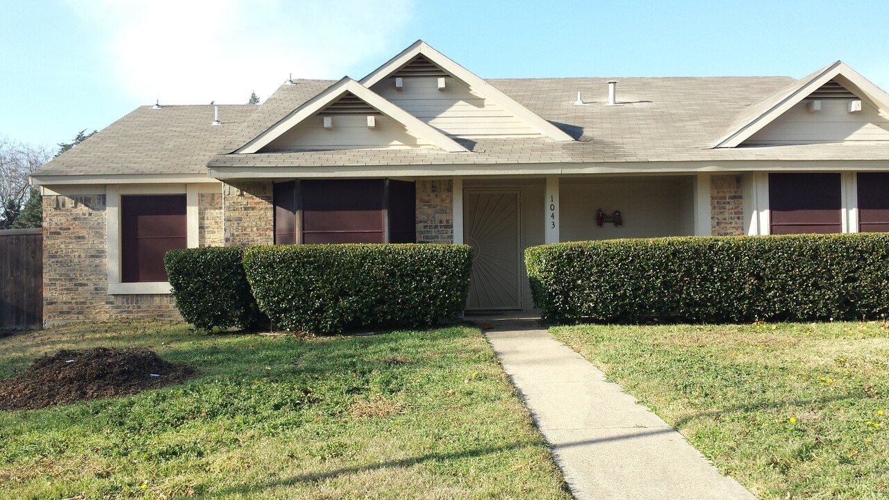 1043 Meadow Run Dr in Duncanville, TX - Building Photo