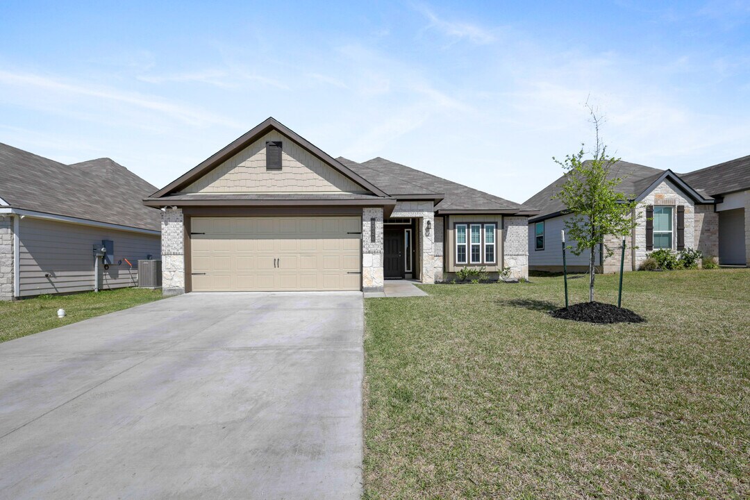1320 Kingsgate Dr in Bryan, TX - Building Photo