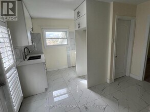 1032 Mud St E in Hamilton, ON - Building Photo - Building Photo