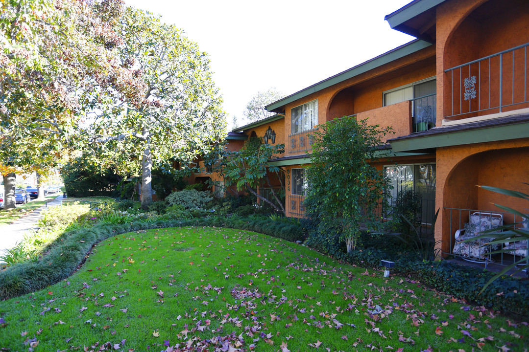 Casa Del Rey Apartments in San Gabriel, CA - Building Photo