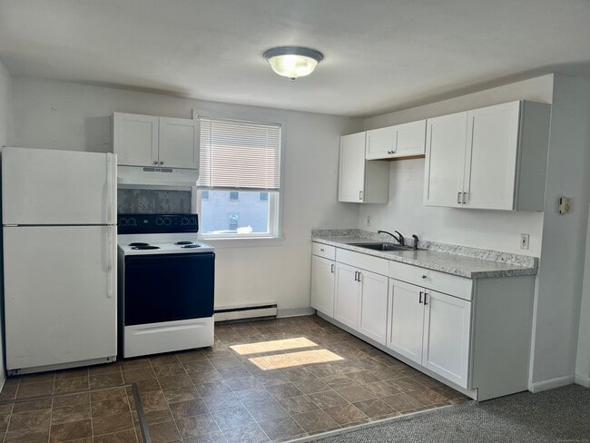 51 Windham Ave-Unit -3 in Colchester, CT - Building Photo - Building Photo
