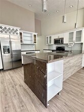 10262 NW 52nd Ln in Doral, FL - Building Photo - Building Photo