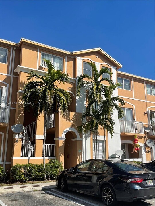 7080 NW 177th St in Hialeah, FL - Building Photo