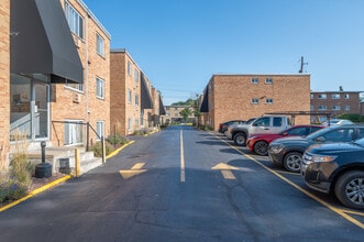 Windsor Apartments in Fairview Park, OH - Foto de edificio - Building Photo