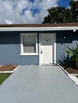 4810 Davis Rd in Lake Worth Beach, FL - Building Photo