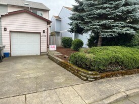 3113 NE Flintlock Pl in Corvallis, OR - Building Photo