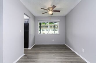 Riverside Heights in Riverside, MO - Foto de edificio - Building Photo