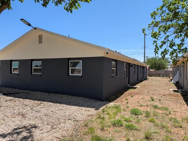 1726 E Dartmouth St, Unit A in Lubbock, TX - Building Photo - Building Photo