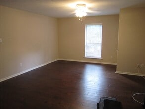 2 E White Willow Cir in Spring, TX - Foto de edificio - Building Photo