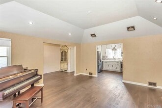 25 Valentine Ave in Huntington, NY - Building Photo - Building Photo