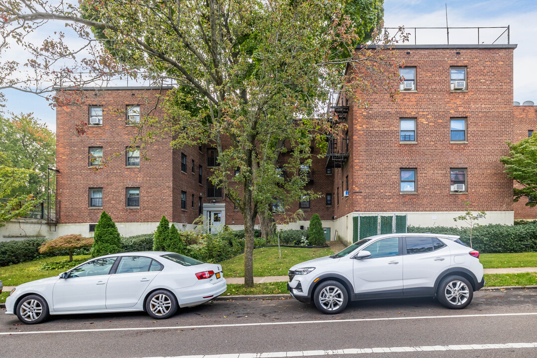 Stephen Gardens in Kew Gardens Hills, NY - Foto de edificio