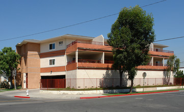 Sixth Street Apartments in Santa Ana, CA - Building Photo - Building Photo