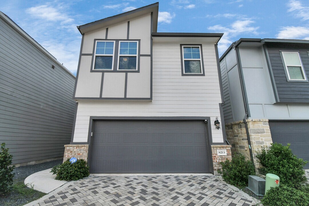 8213 Rising Stream Dr in Houston, TX - Building Photo