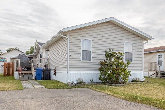 51 Ross St in Crossfield, AB - Building Photo - Building Photo