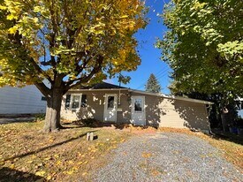 9 E North St in Nazareth, PA - Building Photo