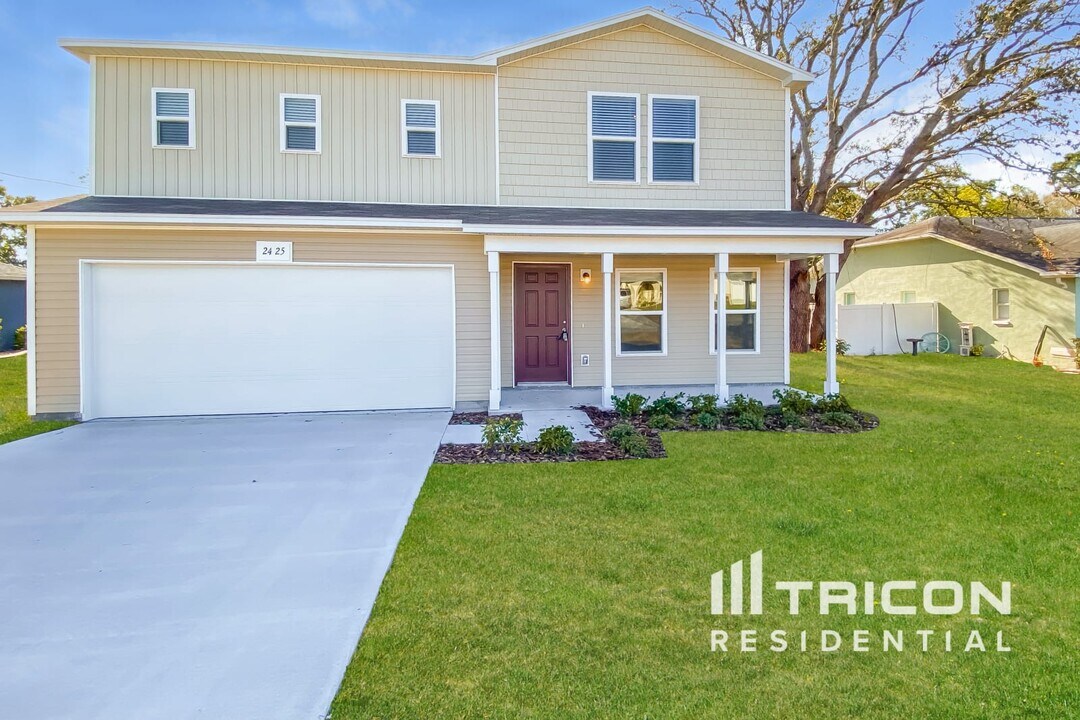 2425 Lake Forest Ave in Spring Hill, FL - Foto de edificio