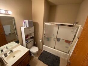 1203 Thurston St, Unit 3 in Manhattan, KS - Foto de edificio - Building Photo