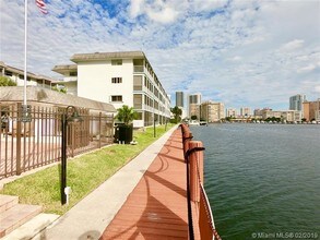 2200 Diana Dr-Unit -409 in Hallandale Beach, FL - Building Photo - Building Photo