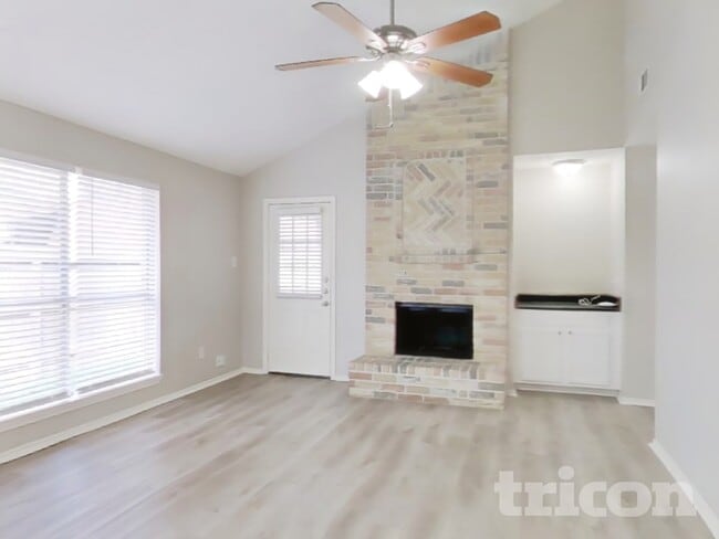 15243 Bedford Glen Dr in Channelview, TX - Foto de edificio - Building Photo