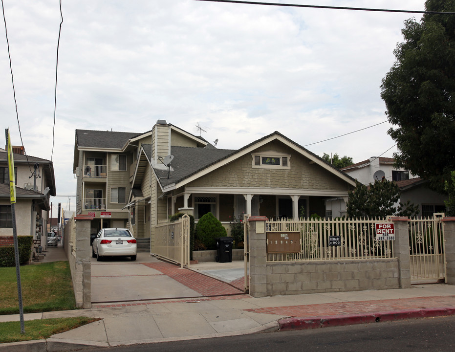 8813 Canby Ave in Northridge, CA - Foto de edificio