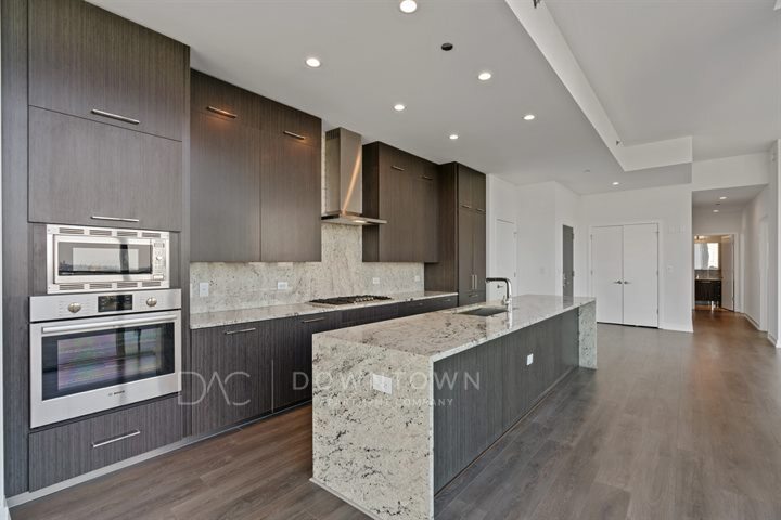401 W Superior St in Chicago, IL - Building Photo