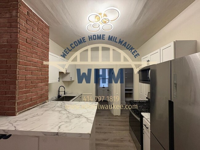 2720 N Oakland Ave in Milwaukee, WI - Building Photo - Building Photo