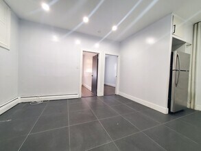 66 W 18th St, Unit 2F in Bayonne, NJ - Foto de edificio - Building Photo