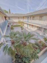 Castle Croatia in Reseda, CA - Foto de edificio - Building Photo